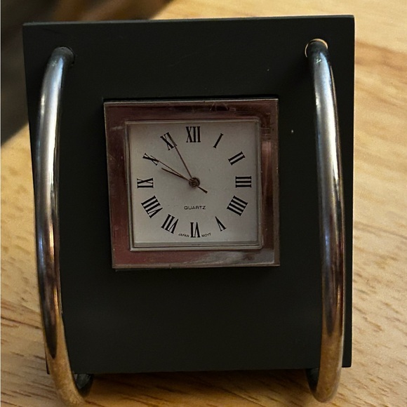 Vintage Quartz Mini Clock - Picture 12 of 13